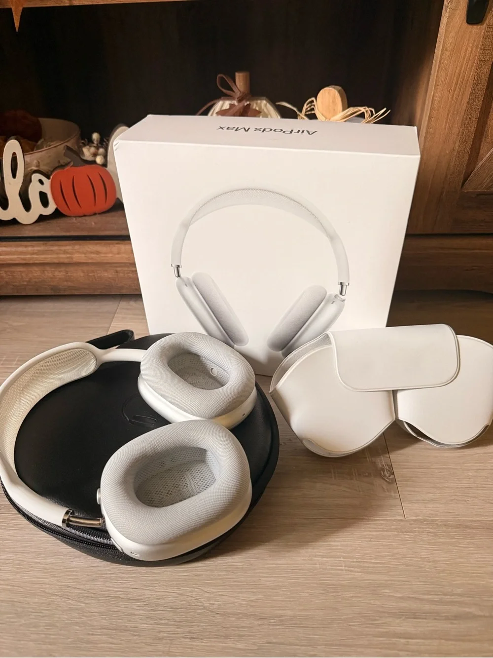 Apple White Over‑Ear Wireless Headphones with Carry Case